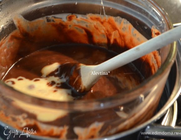 Добавить сгущенное молоко. Перемешать.