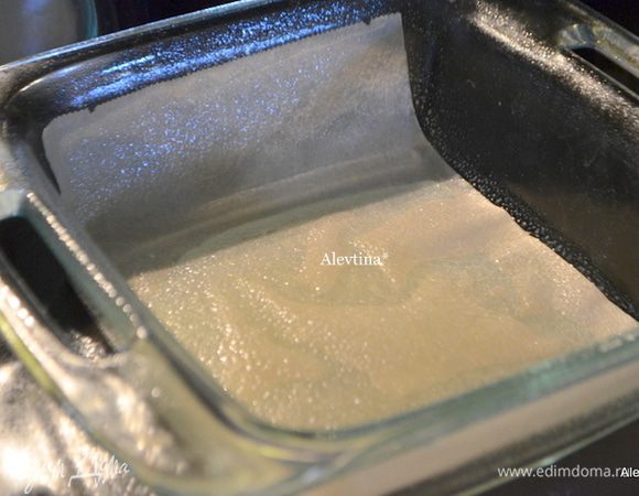 Приготовим квадратную форму, смазать растопленным маслом 1 ст. л., застелить бумагой для выпечки, чтобы концы выглядывали сверху, вновь смазать маслом слегка.