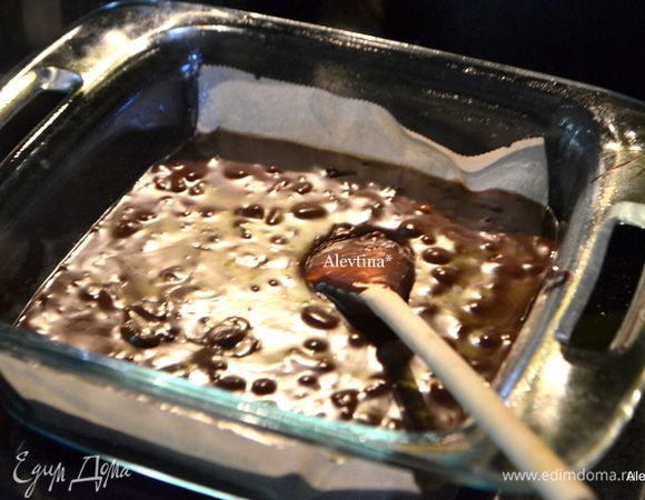 Вылить фадж, распределить по поверхности. Поставить на 15 минут в холодильник, затем переставить прикрыв сверху в морозильник на несколько часов.