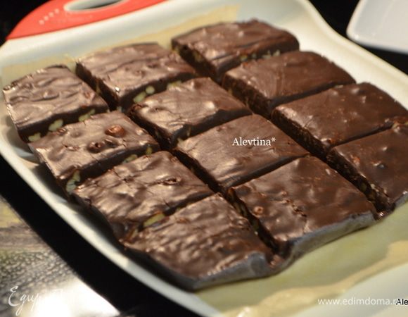 Готовый фадж достанем из морозильники, приподнимем бумагу. Разрежем на квадратики.

