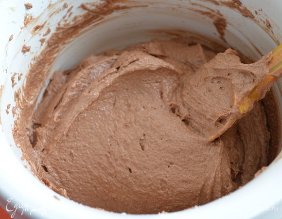 Бисквит: размягченное сливочное масло взбить с сахаром до состояния помадки. Просеять оба вида муки, смешать их и добавить в масляную массу. Перемешивать на средней скорости миксера около 2 минут. Шоколад растопить и добавить в тесто. Постепенное добавлять яйца при постоянной работе миксера. Тесто распределить по противню слоем около 1,5 см. Противень предварительно выложите силиконовым ковриком или пергаментной бумагой. Масса получается нежная, но не растекается . Выпекать 10-12 минут при 170С желательно с конвекцией.