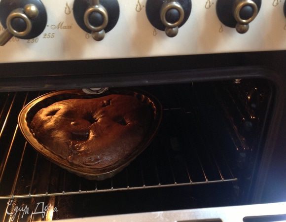 Подготовке форму и аккуратно залейте шоколадную массу, выпекайте 15 минут при температуре 220 градусов, затем снизить до 170 и выпачкать еще 30 минут. Затем остывший кекс выложите на блюдо. 