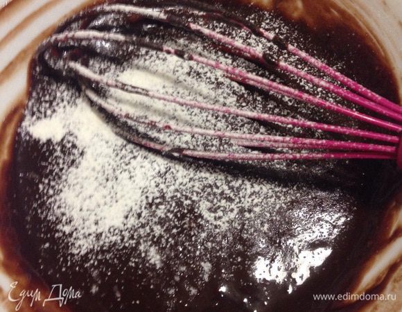 С яичную смесь тонкой струйкой вливаем комнатной температуры растопленный шоколад с маслом. Далее просеянную муку, в муку рекомендую добавить соль, она усиливает вкус шоколада, перемешиваем.