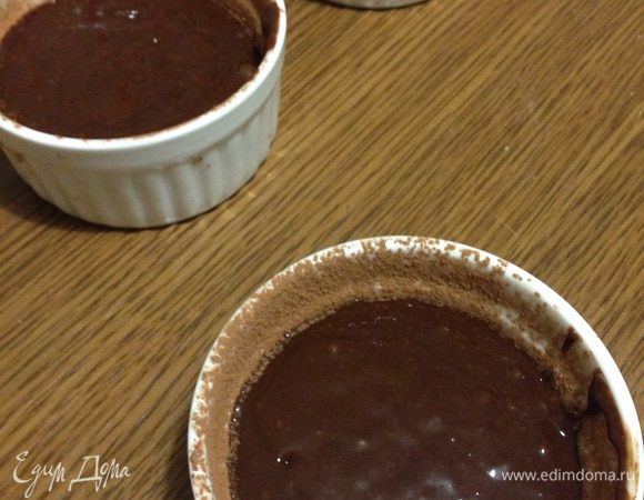 Наполнить формочки на 2/3 тестом. Ставим заранее разогретую духовку при 200 градусах, и выпекаем 5-8 минут, все зависит какую начинку вы хотите: жидкую, или полностью пропеченный кекс,и какая у вас. Я достаю из духовки, когда сверху фондан возьмется корочкой и он только начинает трескаться.