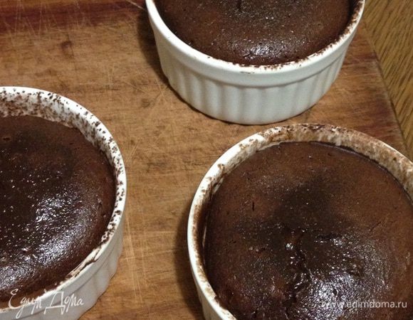 Достав из духовки, даем отдохнуть 5 минуток в форме. Накрываем форму тарелкой и аккуратно переворачиваем фондан на тарелку. 