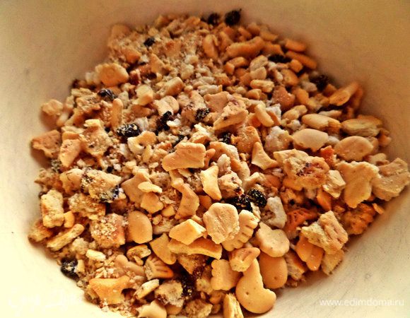 Печенье раскрошить. У меня сборное, попалось даже с изюмом+крекеры.