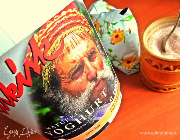 Сыр я делала по рецепту нашей Маргариты. Нам понадобится: йогурт 400 г, сметана 400 г, сахар 5 ч. л. и соль (брала гималайскую 0,5 ч. л.).