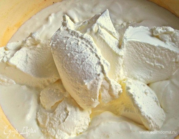 Смешиваем йогурт, сметану, соль, сахар.