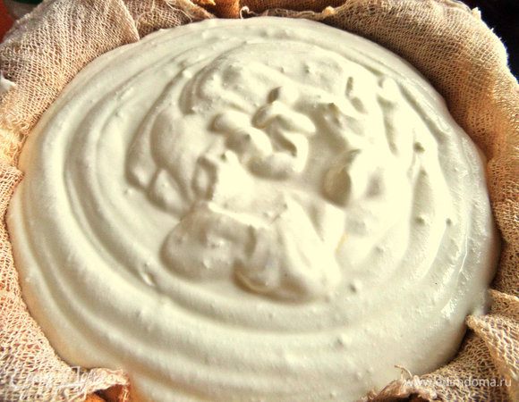 Перекладываем на несколько слоёв марли и даём стечь через сито сыворотке,поставив сверху груз. Убираем в холодильник на 15 часов или больше!