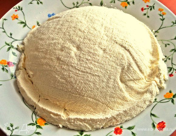 Опрокидываем на тарелку, снимаем марлю и вот сыр готов!