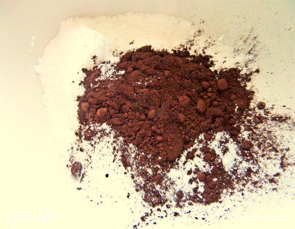 Для обсыпки "картофелин" смешиваем какао и пудру.