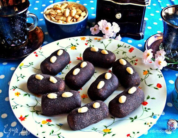 Затем втыкаем произвольно или сверху половинки арахиса и уносим охлаждать.