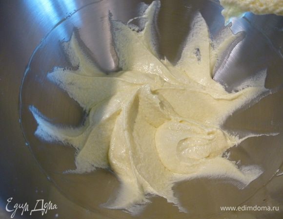 Сливочное масло комнатной температуры взбиваем с сахаром до пышной светлой массы, примерно 3-4 минуты. Продолжая взбивать, добавляем по одному яйца, взбиваем массу еще 3-4 минуты.