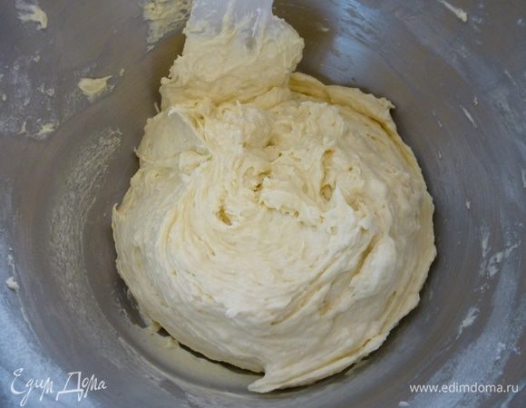 Добавляем сухие ингредиенты, вымешиваем тесто лопаточкой или миксером на малых оборотах.