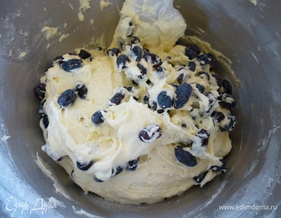 К готовому тесту добавляем ягоды. Аккуратно, чтобы не раздавить ягоды, все еще раз размешиваем. Тесто получается густое, как на кекс.