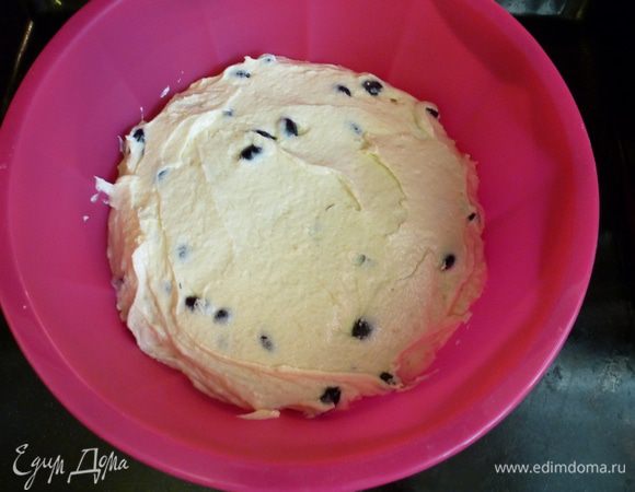 Выкладываем тесто в форму 20 см в диаметре. Выпекаем 40 минут при температуре 180 гр.