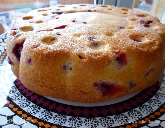 Готовый пирог остужаем на решетке. Вот такой пышный красавец получился!