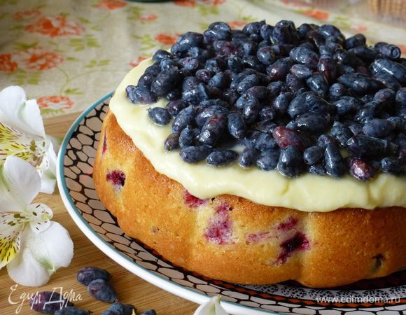 У меня нашлись остатки заварного крема, поэтому решила ими покрыть пирог. А на крем выложила пару горстей свежих ягод жимолости. Получилось очень сочно! Хотя и без крема пирог чудо как хорош! Приятного чаепития!