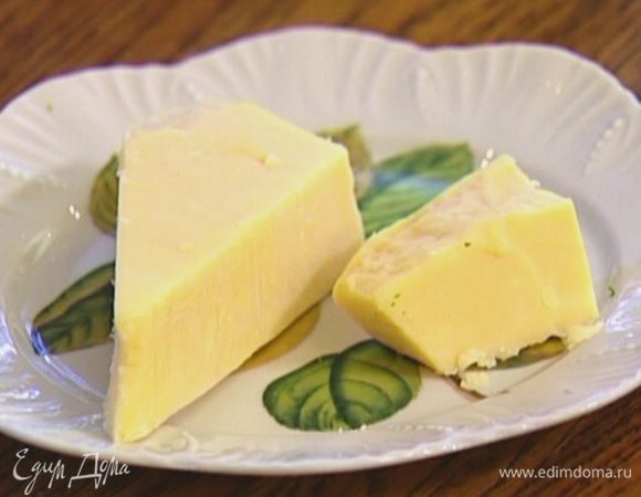 Грюйер натереть на мелкой терке.