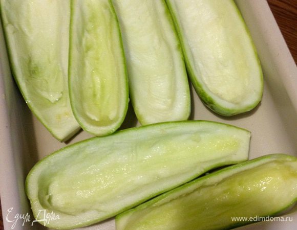Кабачки молодые не чистим, разрезаем вдоль. Ложкой вынимаем сердцевину, мелко режем. 