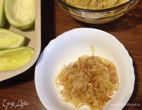 Лук чистим и режем полукольцами. Обжариваем на растительном масле. 