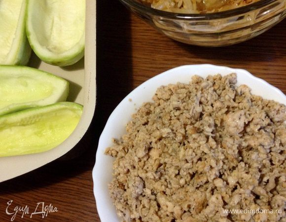 Фарш тушим минут 10 до готовности, солим и перчим по вкусу. 