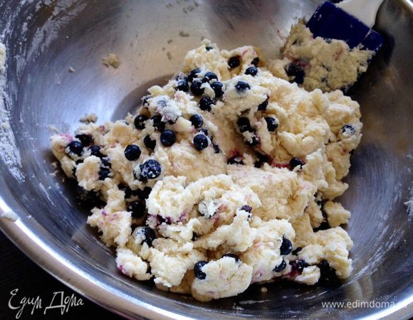 Вот такое оно должно получиться по консистенции, как пластилин, чуть липкое.