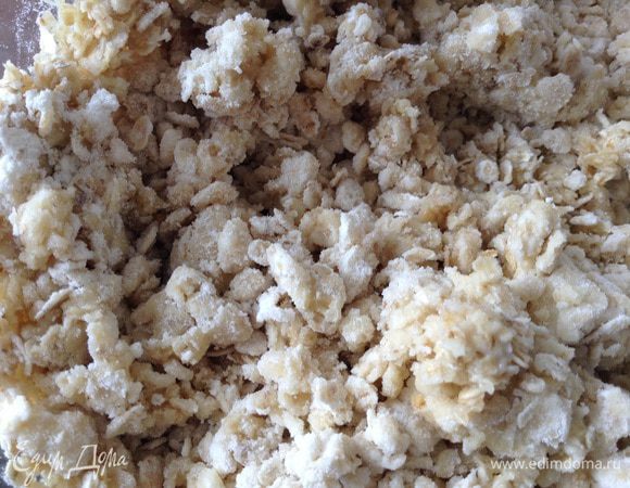 Сливочное масло растопить, смешать с хлопьями, водой и мукой.