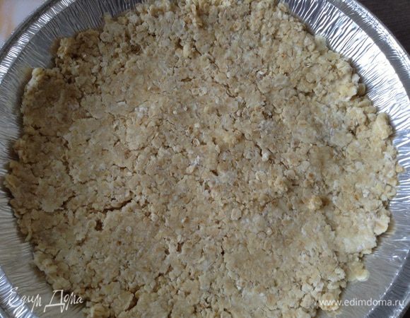 Выложить в форму для выпечки, утрамбовать ложкой.