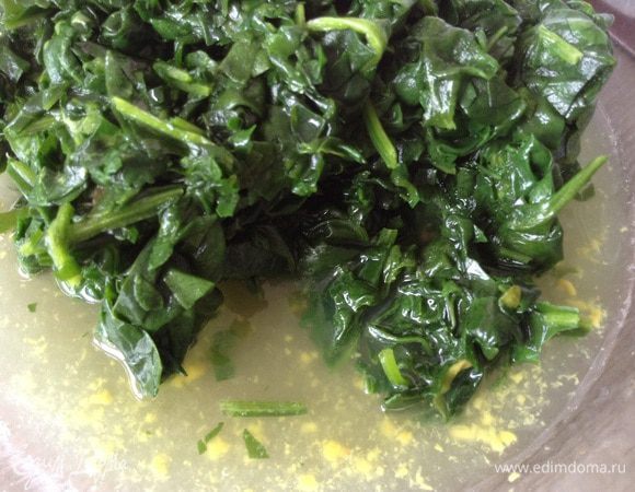 Смешать сок лимона, цедру, шпинат и два яйца. посолить.