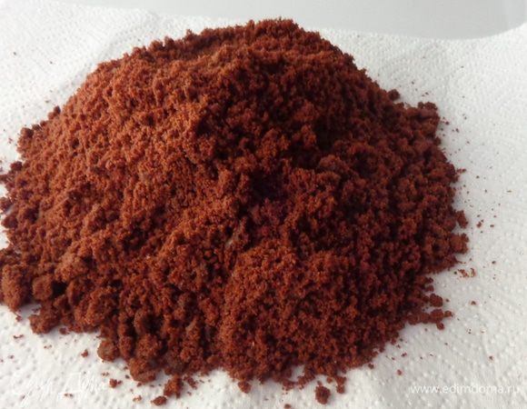 Шоколадное печенье размолоть в блендере в мелкую крошку.