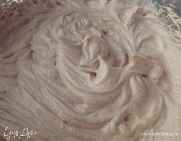 Для сливочного мусса взбить сливки с сахарной пудрой и какао, добавив в середине взбивания ликер.