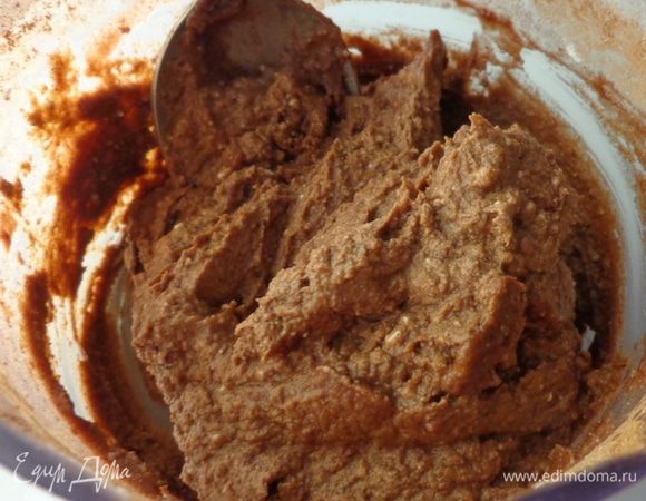 Маскарпоне растереть со сливками, добавить сахарную пудру, какао и ликер. Все смешать до однородности. Тут я не удержалась и сыпанула еще немного молотого миндаля...