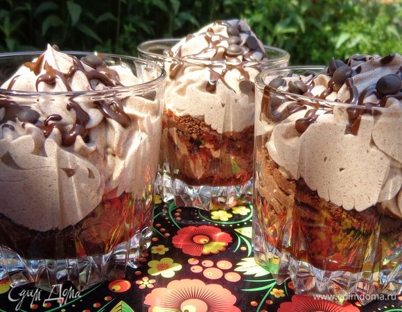 Сборка: на дно стакана положить крошки шоколадного печенья и залить их 1 ложкой ликера. На печенье выложить слой маскарпоне, а на него - сливочный мусс. Это делать удобнее и красивее из кулинарного мешка с какой-нибудь красивой насадкой.