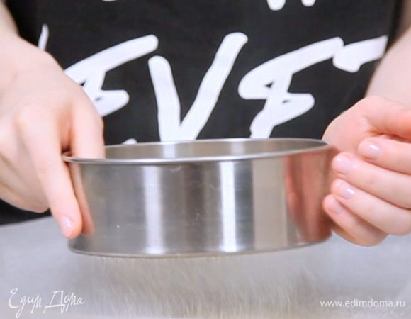 Разогреть духовку до 150С. Просеиваем миндальную муку с сахарной пудрой. Выкладываем на противень и отправляем в духовку на 5 минут. Затем просеиваем еще раз. Просеиваем сразу в ту миску, где будем замешивать основу для макаронс.