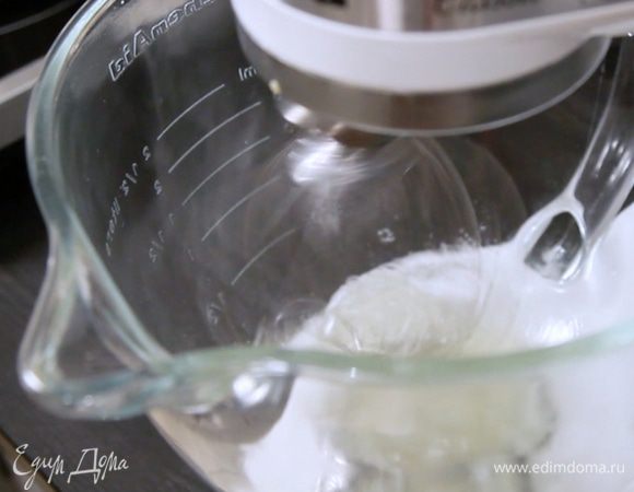 Разделить белок на две порции по 55 грамм. Далее в миску для взбивания добавляем одну порцию белка. Убираем пока в строну.