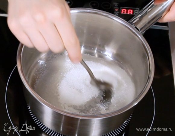 В ковшик добавляем воду и сахар и варим сироп. Варим до температуры 118С. Когда температура подходит к этому значению, начинаем взбивать на средней скорости белок  до образования пены. 