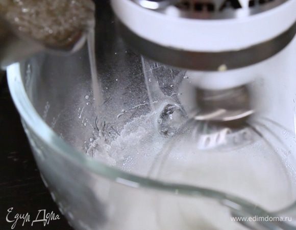 Затем увеличиваем скорость и тонкой струйкой добавляем сироп. Взбиваем до устойчивых пиков (если перевернуть миску, белковая масса не будет течь и двигаться).