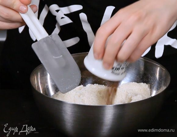 В миску с миндальной мукой и пудрой добавить какао и перемешать.