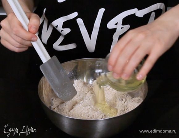 Затем добавить вторую порцию белка и перемешать.