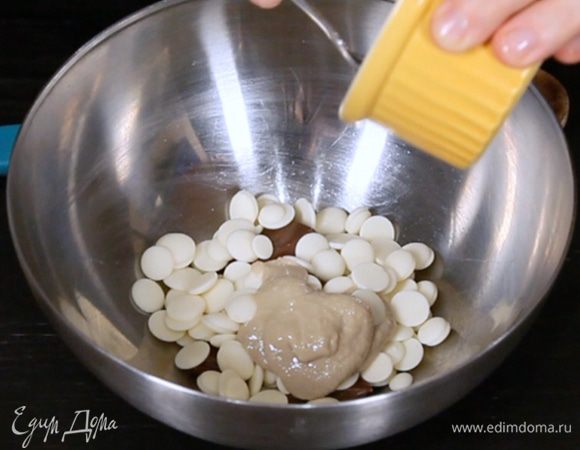 Для крема сложите в миску два вида шоколада, кунжутную пасту и залейте горячими сливками. Дайте постоять секунд 30, затем перемешайте до однородности. 