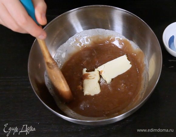 Добавьте масло и соль, снова перемешайте. Накройте плёнкой и уберите на 40 минут в холодильник.
