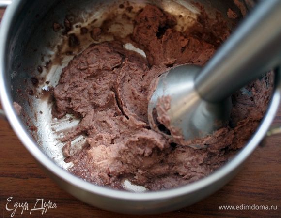 Первым делом нужно замочить фасоль не менее чем на 4 часа, а потом промыть её и отварить, согласно инструкции на упаковке, т.е. добавить фасоль в кастрюлю с водой в соотношении 1:5 и довести до кипения. Затем варить 10 минут на сильном огне, а потом 1,5 часа на слабом огне. Почти вся вода впитается в фасоль. Отваренную фасоль пробить погружным блендером до однородной массы.