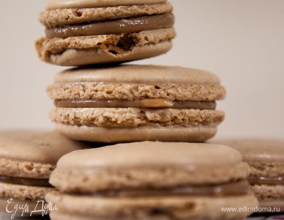 Готовые пирожные убрать на ночь в холодильник. Подавать на следующий день.