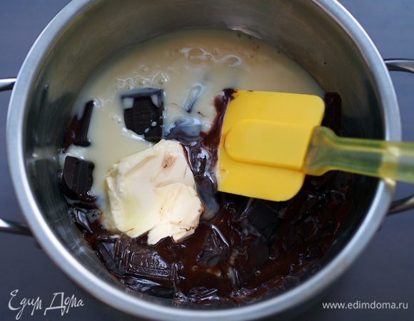 Шоколад разломать на кусочки и поместить на водяную баню, добавив к нему масло, сгущенное молоко и коньяк. Если готовите для детей то коньяк добавлять не нужно, он здесь для усиления вкуса и аромата, но не обязательный ингредиент.