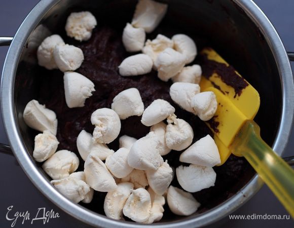 Помешивая, растопить до однородной массы и добавить к нему наше пюре из фасоли, хорошенько перемешать. Затем положить порезанное на небольшие кусочки маршмеллоу и хорошо вмешать его в смесь.