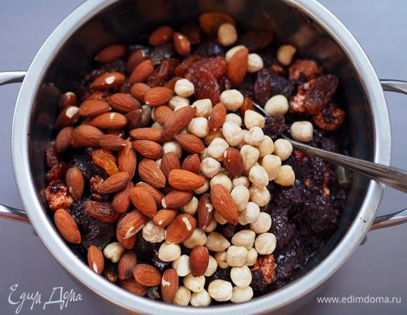 Добавить орехи, цукаты и изюм (подбор орехов и цукатов - на ваш вкус, желание и наличие). Миндаль и фундук предварительно подсушить в микроволновой печи 1,5 минуты на полной мощности (или на сухой сковороде до появления орехового аромата).