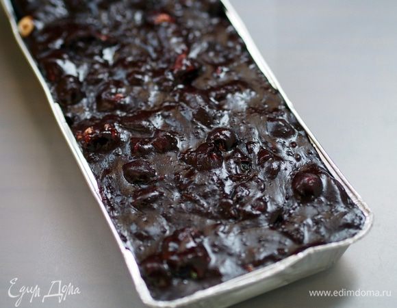 Переложить смесь в плоские, прямоугольные формы (я брала 2 формы: силиконовую и одноразовую из фольги, размер у каждой 25х10) и выложить её толщиной примерно 1,5 см. Поставить в холодильник на несколько часов, а лучше-на ночь.