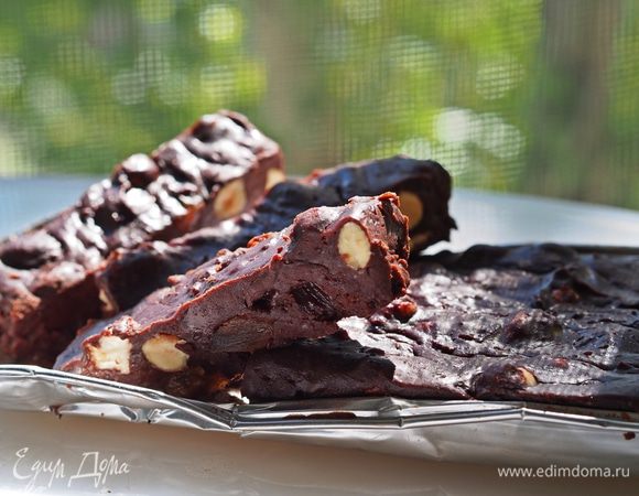 Застывший фадж извлечь из формы и порезать на небольшие кубики или полоски, можно посыпать сверху сахарной пудрой или какао. Подсушить на открытом воздухе и хранить в холодильнике. 
Да, кстати, специфичный вкус фасоли в этом лакомстве абсолютно не чувствуется! Приятного чаепития!
