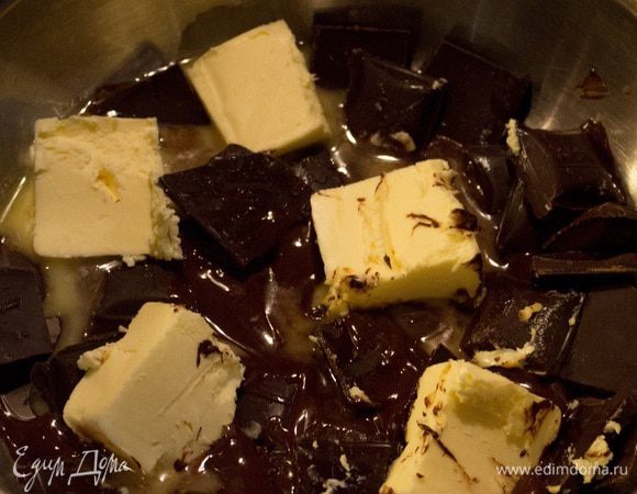 На водяной бане растопить шоколад и сливочное масло. 